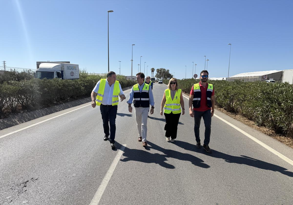El alcalde de El Ejido, Francisco Góngora, visita las obras en la pedanía de Almerimar.