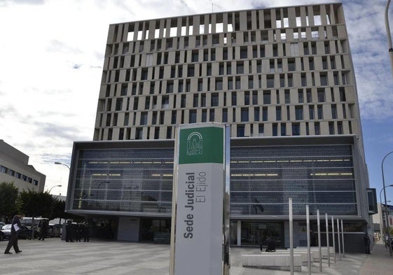 Exterior de la Sede Judicial de El Ejido.