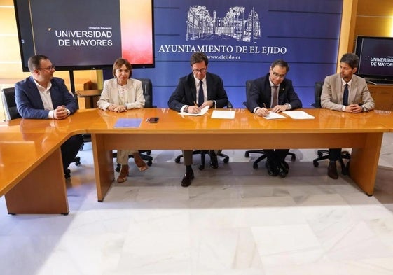 El alcalde de El Ejido, Francisco Góngora, firma el convenio junto al rector de la UAL, José Céspedes.