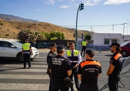 Agentes de Policía Local realizan cortes de tráfico en los alrededores del municipio ejidense.