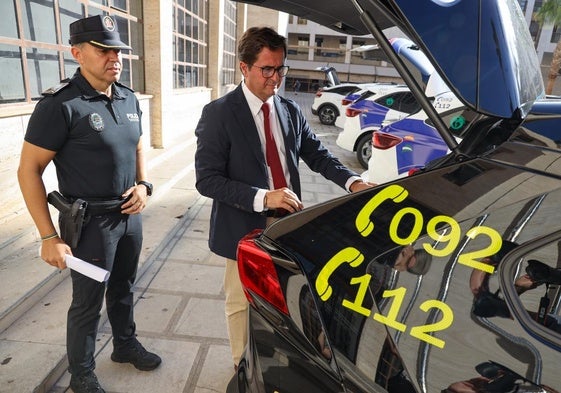 El alcalde de El Ejido, Francisco Góngora, supervisa un vehículo de la Policía Local.