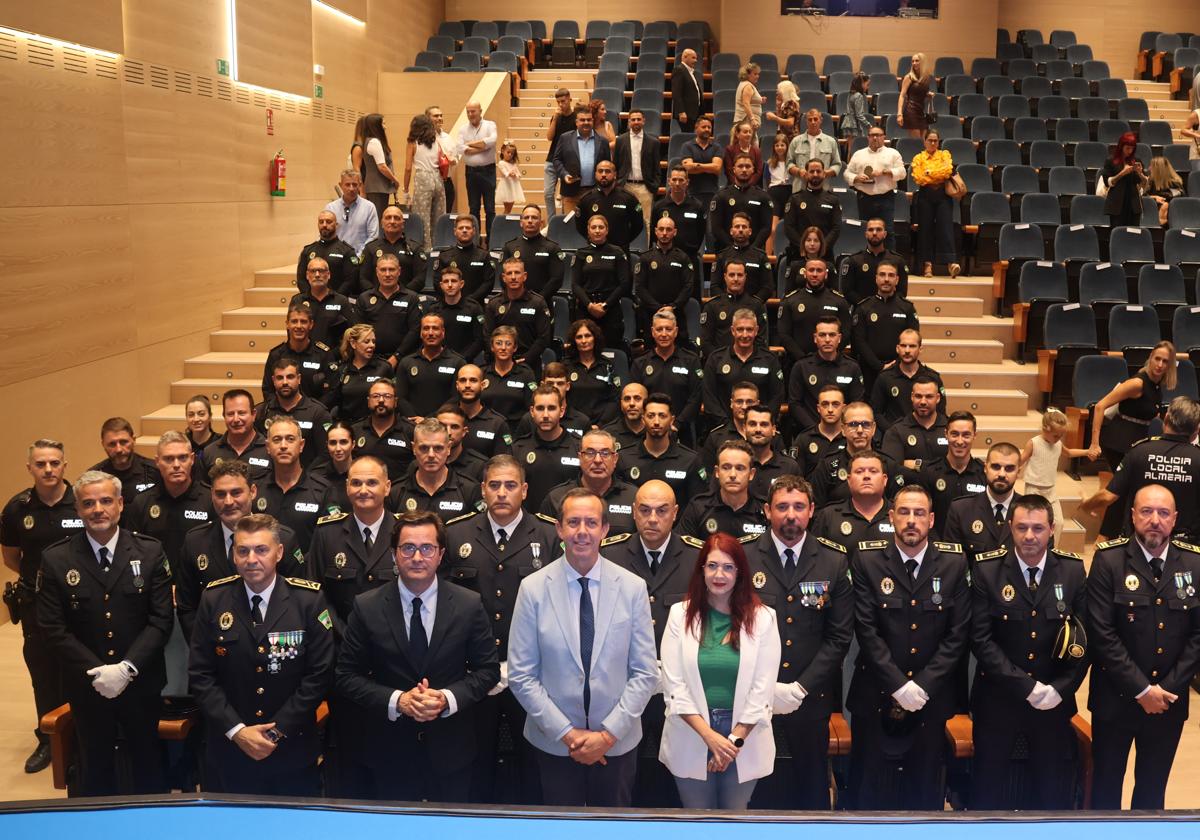 El acto institucional congrega a una gran cantidad de agentes de Policía Local en el Teatro Auditorio del municipio ejidense.