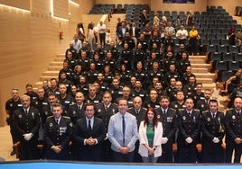 El acto institucional congrega a una gran cantidad de agentes de Policía Local en el Teatro Auditorio del municipio ejidense.