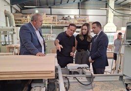 El delegado, Guillermo Casquet, y la edil de Comercio, María Herminia Padial, visitan las instalaciones.
