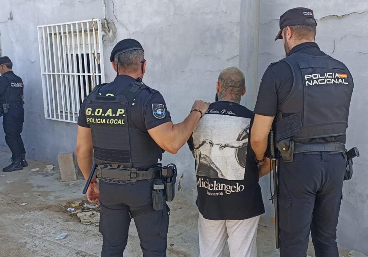 Cuatro detenidos en El Ejido al desmantelar tres plantaciones de marihuana y una nave con cocaína y armas