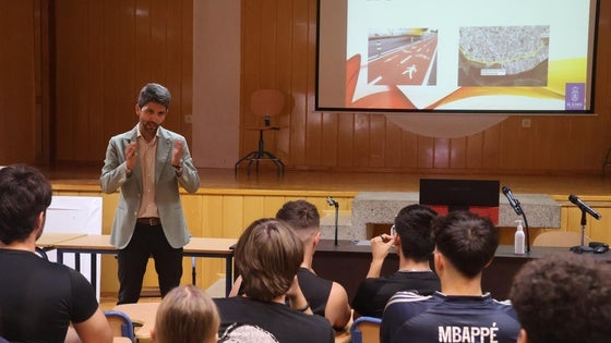 Javier Rodríguez da a conocer la red de carriles bici a estudiantes del IES Santo Domingo
