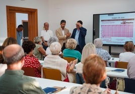 El edil de Educación, Javier Rodríguez, junto al director de la Universidad de Mayores, Antonio Codina, asiste a este primer día de clases en el Centro de Usos Múltiples de Santo Domingo.