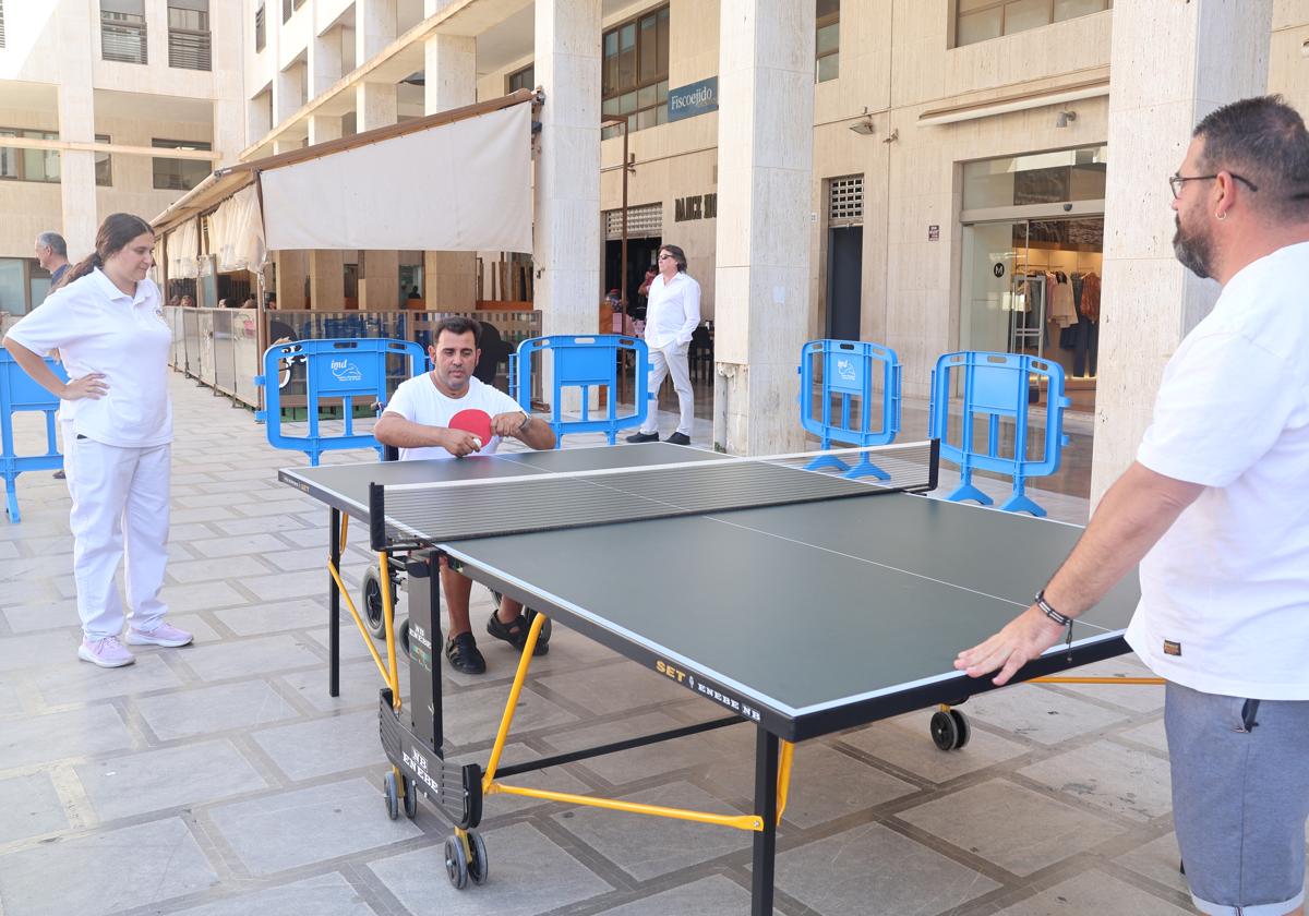 Una partida de ping pong en la Plaza Mayor de El Ejido.