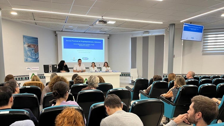 Profesionales del Hospital de Poniente amplían su formación sobre drogodependencia