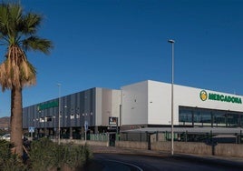 Este establecimiento está situado en la Avenida del Oasis, sin número, en el municipio ejidense.