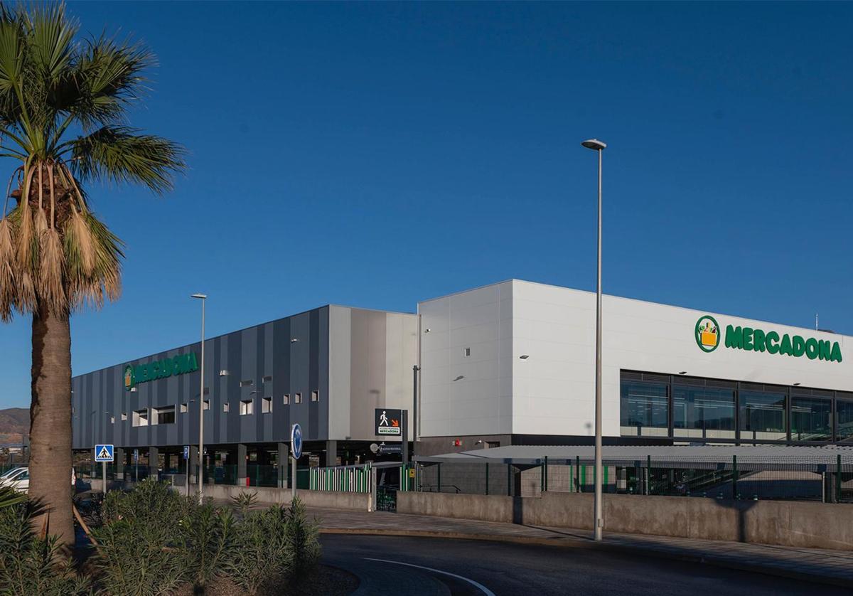 Este establecimiento está situado en la Avenida del Oasis, sin número, en el municipio ejidense.