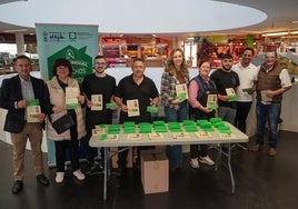 Desde la OMIC se ha entregado a los usuarios del Mercado de Abastos de El Ejido material informativo.