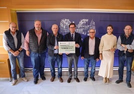 Uno de los momentos en los que se hizo la entrega del cheque.