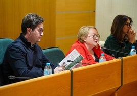 El alcalde de El Ejido en el Salón de Plenos.