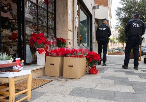 Dos agentes de la Policía Local de El Ejido patrullan por el municipio.