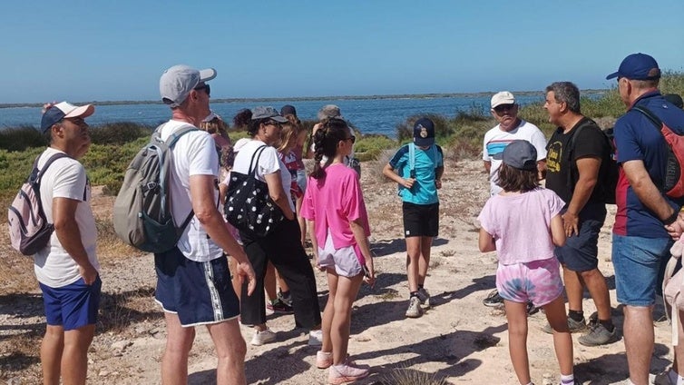 Un recorrido didáctico por Punta Entinas para 'bajar' las cenas navideñas