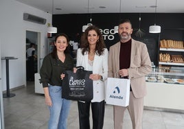 La edil de Servicios Sociales, Delia Mira, supervisa los menús navideños.