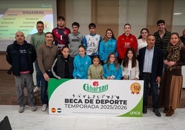 Varios de los becados para realizar actividades deportivas.