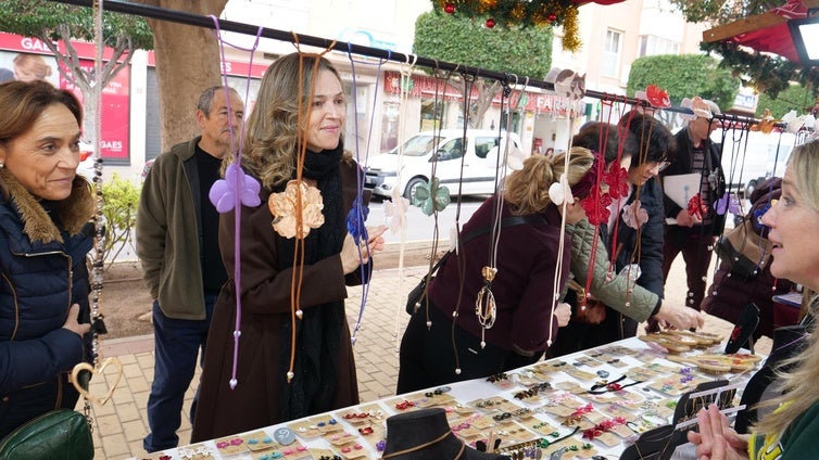 El Paseo Juan Carlos I de El Ejido se viste de gala a inicios de año con un mercado artesanal