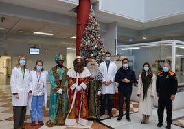 Foto grupal con los Reyes Magos en El Ejido.