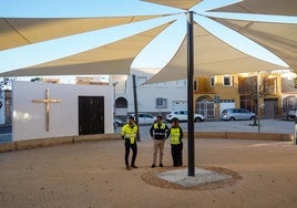 El alcalde. Francisco Góngora, supervisa el nuevo sistema de sombreado de la Plaza Pompeya.