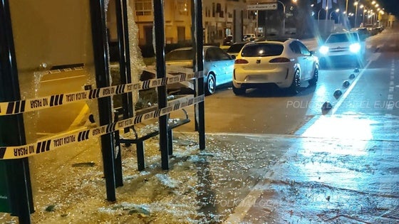 Detenido un hombre con antecedentes por destrozar tres marquesinas y cinco vehículos en El Ejido