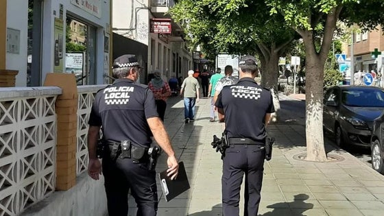 Detenido un hombre armado con dos cuchillos en El Ejido por amenazar a vecinos y agentes de la policía