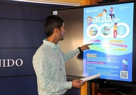 El concejal de Educación, Javier Rodríguez, revisa la programación.