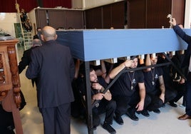 La salida procesional tiene lugar cada tarde noche del Viernes Santo.