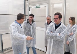 El alcalde ha visitado sus instalaciones, oficina comercial y laboratorios de ensayo junto al edil de Agricultura.
