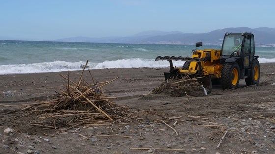 El Ejido continúa con la limpieza de las playas para su puesta a punto de cara a la Semana Santa