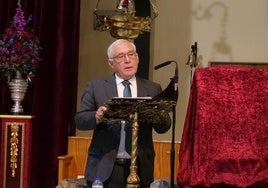 El pregonero en la Iglesia parroquial de Santo Domingo este domingo.