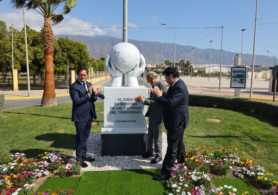 El municipio de El Ejido rinde homenaje a las víctimas del terrorismo con un monolito en su memoria