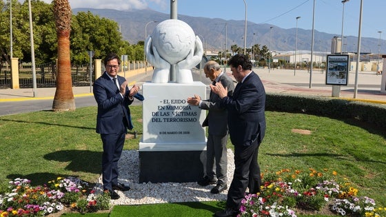 El municipio de El Ejido rinde homenaje a las víctimas del terrorismo con un monolito en su memoria