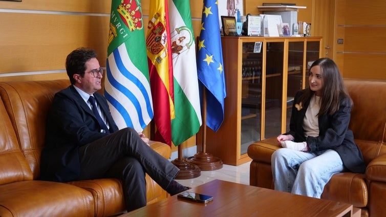 Góngora se reúne con Patricia Lupión, primera ejidense con piel de mariposa