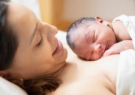 El Hospital de Poniente impulsa la humanización del parto con la estrategia del contacto piel con piel