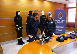 El alcalde de El Ejido, Francisco Góngora, supervisa los chalecos antibalas y otros elementos.