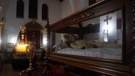 La luz de las velas guía el camino del Santo Sepulcro en su procesión por las calles de El Ejido