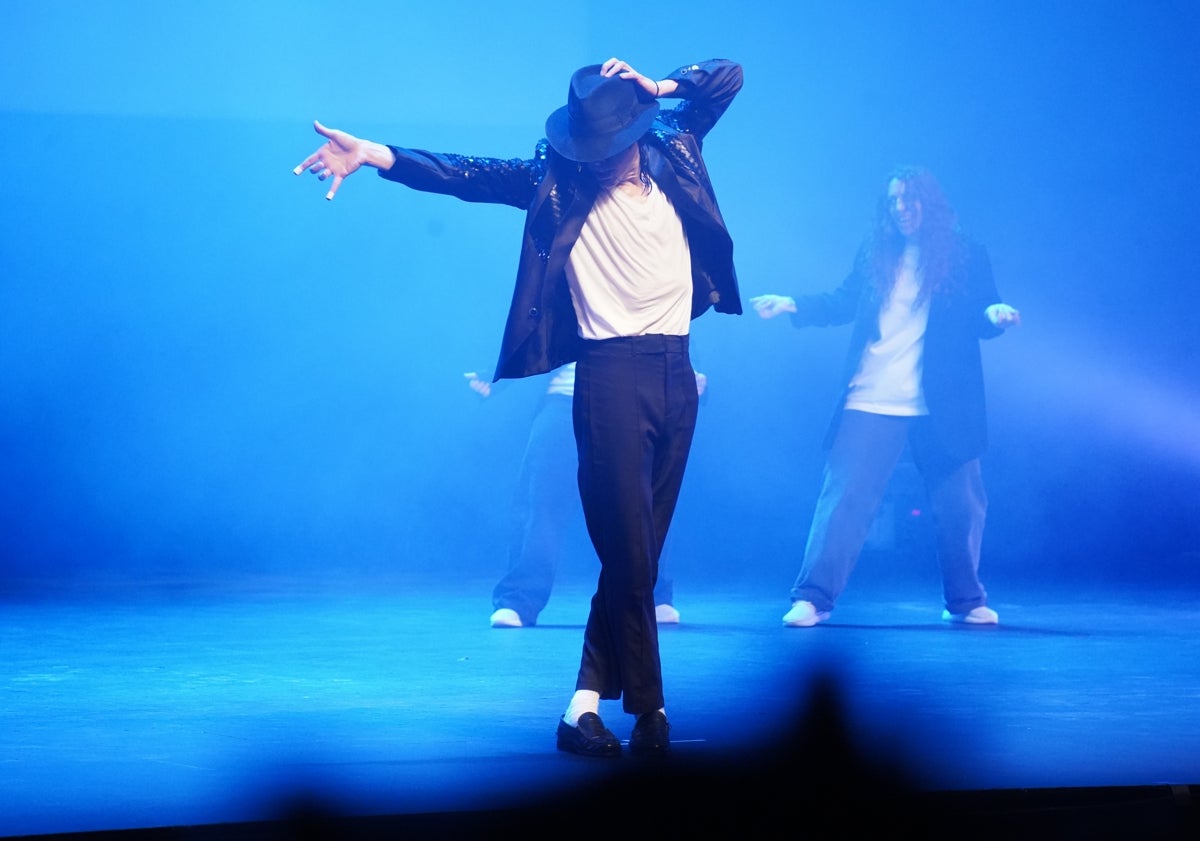 Imagen principal - El Ejido levanta el telón de su 49º Festival de Teatro con una gala magistral que abraza el circo y la música