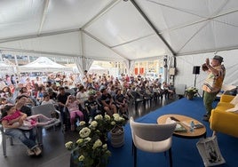 Decenas de pequeños toman parte del cierre de la Feria del Libro de El Ejido.