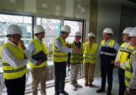 El alcalde supervisa las obras del centro.