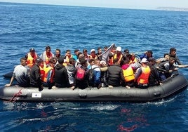 Rescatan a 18 personas, entre ellas un menor, de una patera localizada al sur de El Ejido