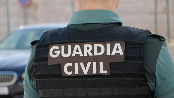 Rompe la pared de una vivienda de El Ejido y logra un botín de 8.000 euros