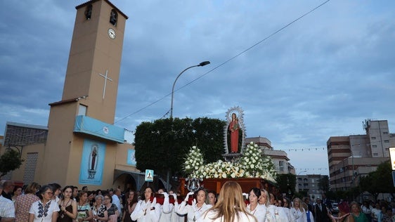 La procesión de María Madre de la Iglesia pone el colofón a las Fiestas de la Aldeílla
