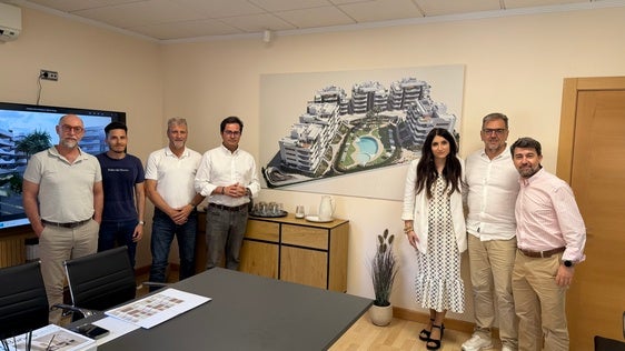 Góngora asiste a las obras del nuevo residencial de Almerimar 'Aurum'