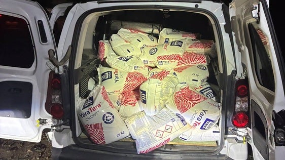Recuperan una furgoneta con 1.350 kilos de nitrato de calcio robado de un almacén agrícola de El Ejido