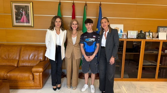 Julia Ibáñez recibe al piloto ejidense David Jiménez