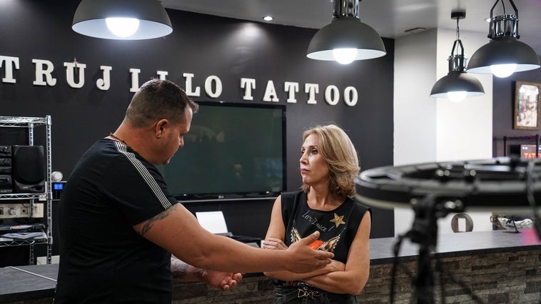 Julia Ibáñez visita el estudio del tatuador ejidense Víctor Trujillo