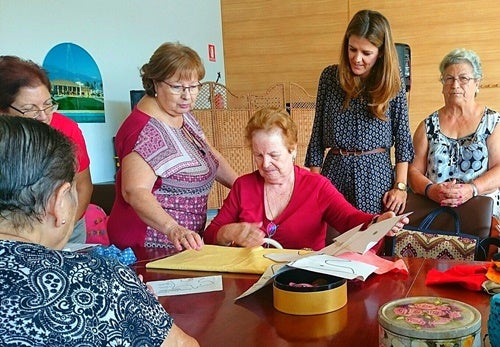 Casi un centenar de mayores asiste a los talleres municipales de manualidades