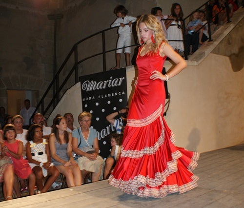 Una gala de moda flamenca recaudará fondos este sábado para dos asociaciones del municipio